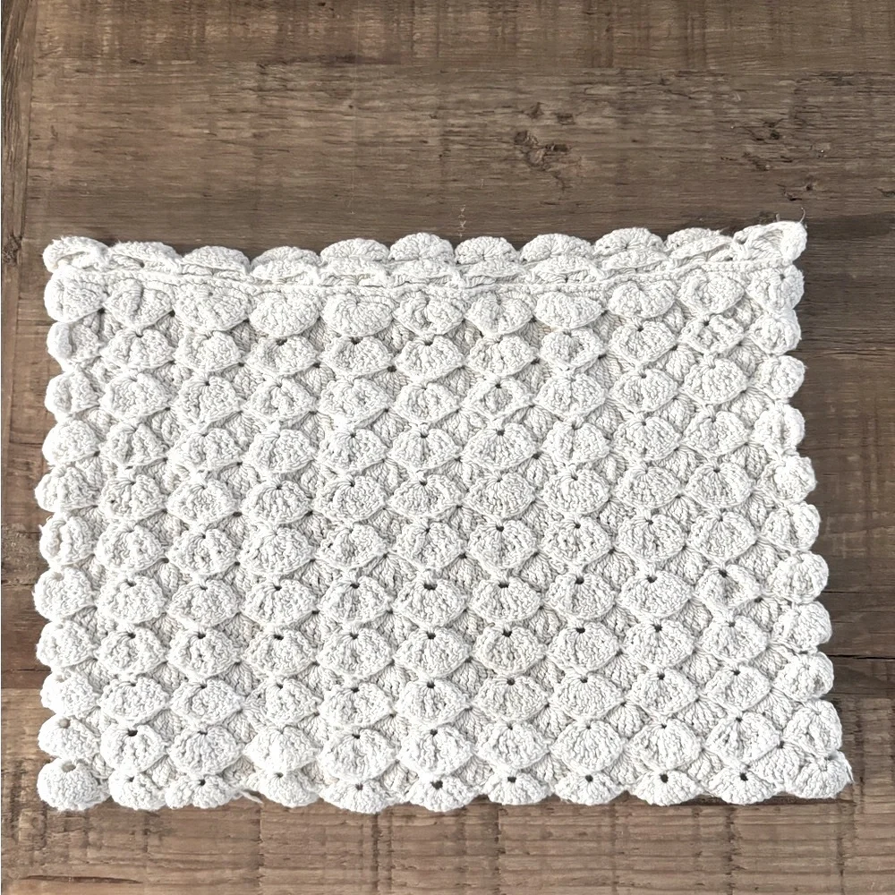 Scalloped Makeup Bag | Clutch. EUC 10”x7” Zippered | Ivory | Neutral